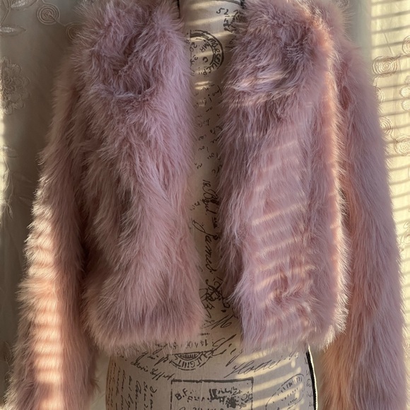 Pink faux fur cropped coat. - Picture 9 of 10